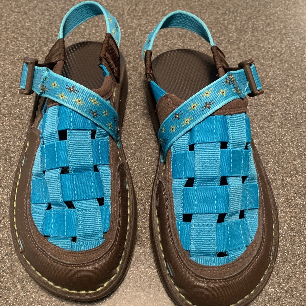 Chaco Closed Toe Clog/Sandals Juniors Size 6. Great Colors, Condition-Like New!